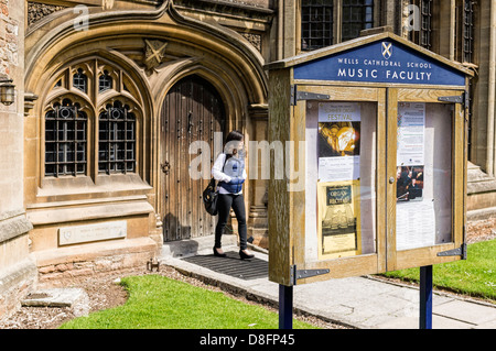 Schüler kommen aus dem Gebäude der Fakultät für Musik bei Wells Cathedral School, Wells, Somerset, England, UK Stockfoto