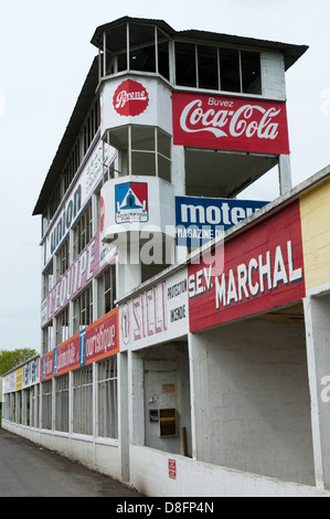Die Überreste eines Teils des Reims-Gueux Racing Circuit in Nordfrankreich. Stockfoto