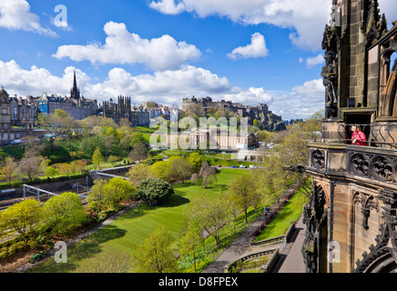 Blick auf Edinburgh Castle und Gärten in der Innenstadt von Scott Monument Edinburgh Midlothian Schottland Großbritannien GB EU Europa Stockfoto