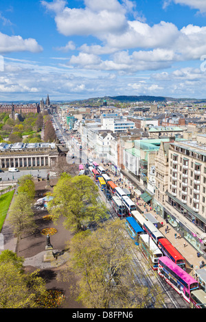 Blick auf den geschäftigen Verkehr auf der Princes Street Edinburgh Stadtzentrum vom Scott Monument in der Princes Street. Gardens Edinburgh Midlothian Schottland GB Stockfoto