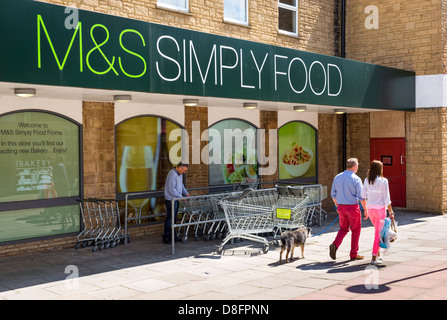 Vorderseite des Marks und Spencer Simply Food store, UK Stockfoto