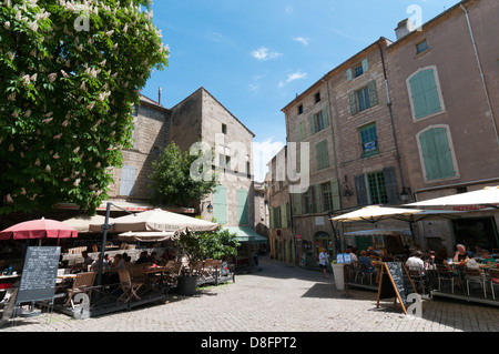 Touristen sitzen außerhalb Restaurants in der alten Stadt von Pezenas Languedoc. Stockfoto