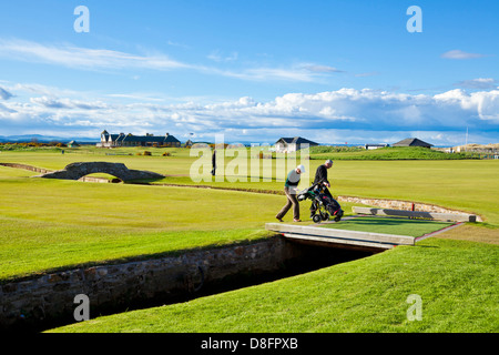 Der Royal and Ancient Golf Club of St Andrews Golf Course Swilken brennen Brücke Golfer St Andrews Fife Schottland Großbritannien GB EU Europa Stockfoto