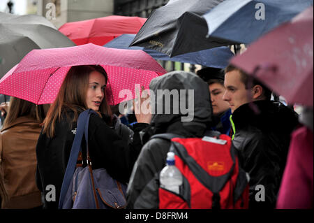 LONDON, VEREINIGTES KÖNIGREICH. 28. Mai 2013. Schwere Regenfälle in London. Menschen in die Warteschlange mit Regenschirmen vor dem Natural History Museum in South Kensington. Halbzeit führte zu der Warteschlange zurück um die u-Bahn-Passage in der u-Bahnstation zu erreichen. Bildnachweis: Polly Thomas / Alamy Live News Stockfoto