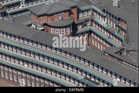 Das Chilehaus im Quartier Kontorhaus ist aus einem Heißluft-Fesselballon in Hamburg, Deutschland, 28. Mai 2013 abgebildet. Der freien und Hansestadt Hamburg ist Weltkulturerbe-Status für diese beiden Bereiche zusammen mit das Chilehaus beantragen.  Foto: CHRISTIAN CHARISIUS Stockfoto