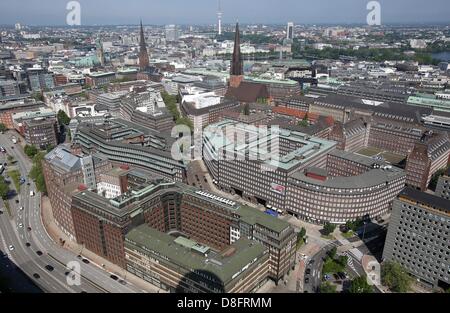 Das Chilehaus und das Kontorhaus-Viertel ist von einem Heißluft-Fesselballon in Hamburg, Deutschland, 28. Mai 2013 abgebildet. Der freien und Hansestadt Hamburg ist Weltkulturerbe-Status für diese beiden Bereiche zusammen mit das Chilehaus beantragen.  Foto: CHRISTIAN CHARISIUS Stockfoto