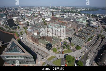 Das Chilehaus und das Kontorhaus-Viertel ist von einem Heißluft-Fesselballon in Hamburg, Deutschland, 28. Mai 2013 abgebildet. Der freien und Hansestadt Hamburg ist Weltkulturerbe-Status für diese beiden Bereiche zusammen mit das Chilehaus beantragen.  Foto: CHRISTIAN CHARISIUS Stockfoto