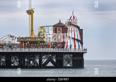 Helter Skelter und fröhlich weiter über Brighton Pier. Stockfoto