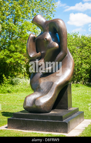 Henry Moore Foundation Perry Green Auguste Rodin Ausstellung Moderne zeitgenössische Skulptur statue bronze Mutter & Kind Block Sitz Stockfoto