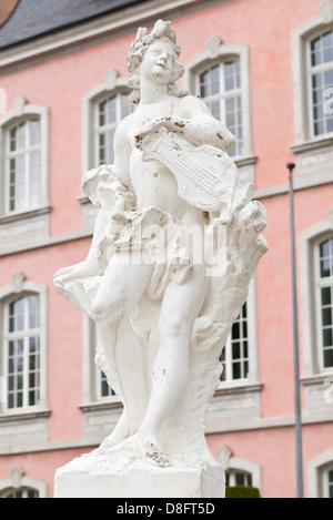 Trier / Trier: Statue vor dem Kurfürstlichen Schloss, Rheinland-Pfalz, Deutschland, Europa Stockfoto