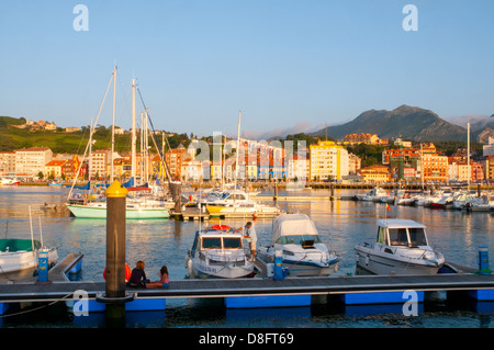 Hafen und Übersicht. Ribadesella, Asturien, Spanien. Stockfoto