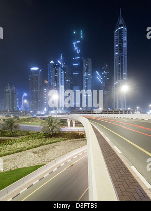 Schnittpunkt in der Marina in der Nacht, neue Dubai, Vereinigte Arabische Emirate Stockfoto