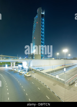 Welt Geschäftsmitte-Karussell und Etisalat Tower bei Nacht, Downtown Dubai, Vereinigte Arabische Emirate Stockfoto