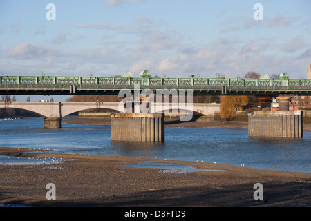 Putney Eisenbahn- und Straßenbrücken London Stockfoto