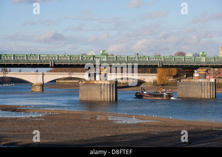 Putney Eisenbahn- und Straßenbrücken London Stockfoto