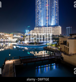 Burj Khalifa Lake und The Address Hotel in der Nacht, Downtown Dubai, Vereinigte Arabische Emirate Stockfoto