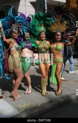 28. Mai 2013 - San Francisco, Kalifornien, USA - Samba-Tänzer stellen in der Nähe der Start Point of San Francisco 35. jährliche Karnevalstreiben im Mission District. (Bild Kredit: Kredit: Jeremy Breningstall/ZUMAPRESS.com/Alamy Live-Nachrichten) Stockfoto