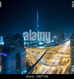 Blick auf Burj Khalifa und die Kreuzung auf der Sheikh Zayed Road, Downtown Dubai, Vereinigte Arabische Emirate Stockfoto