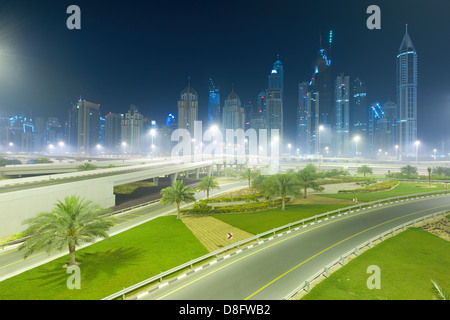 Wolkenkratzer und Kreuzung an der Sheikh Zayed Road in der Nacht im Dunst, neue Dubai, Vereinigte Arabische Emirate Stockfoto