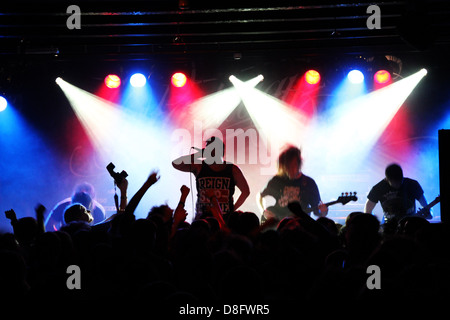 Lichter auf der Bühne, energetische Rock-Konzert, Jugend, Menschenmenge, buzz Stockfoto