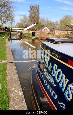 Ein Narrowboat am Oxford-Kanal bei Thrupp in Oxfordshire Stockfoto