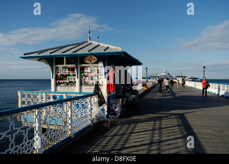 Llandudno Pier mit Kiosk und Meer Blick, North Wales Cymru, England, UK Stockfoto