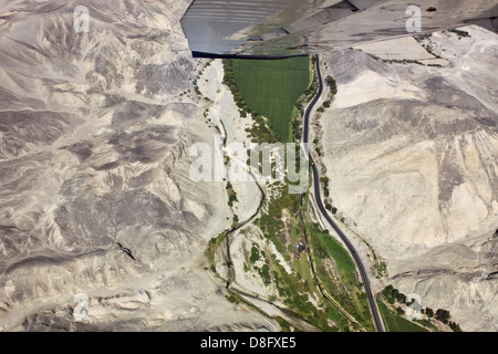 Straße in der Nähe von Nazca, Peru, Südamerika Stockfoto