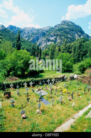 Friedhof der Kirche Santa María de Lebeña und Blick auf die Berge. Cantabria Provinz. Spanien. Stockfoto