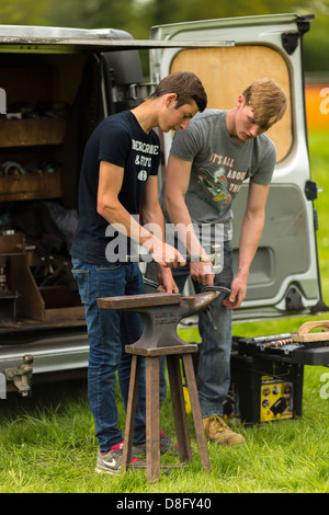 Zwei Hufschmiede am Arbeitsplatz Stockfoto