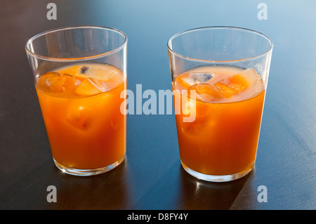 Zwei Gläser Pfirsichsaft. Stockfoto