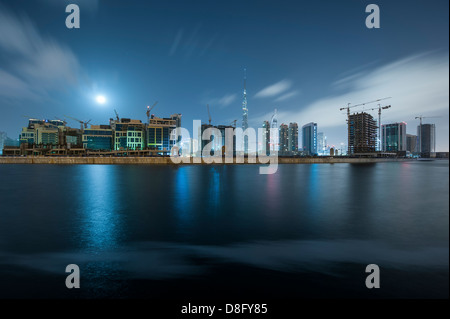 Business Bay, Burj Khalifa und Reflexionen bei Vollmond, Downtown Dubai, Vereinigte Arabische Emirate Stockfoto