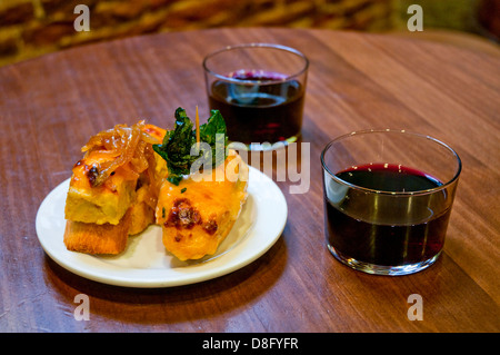 Spanischen Aperitif: spanische Tapas mit zwei Gläser Rotwein. Schließen Sie die Ansicht. Stockfoto