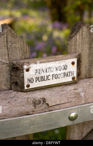 Ein Schild sagt "Private Holz keine öffentlichen Fußweg" in East Sussex, UK. Stockfoto