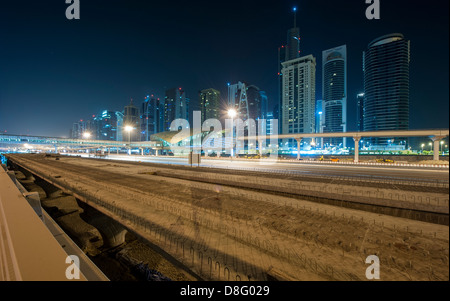 Baustelle Al Soufouh Straßenbahn-Systemen in Marina Wolkenkratzer Jumeirah Lakes Towers (JLT) Nacht neue Dubai VAE anzeigen Stockfoto