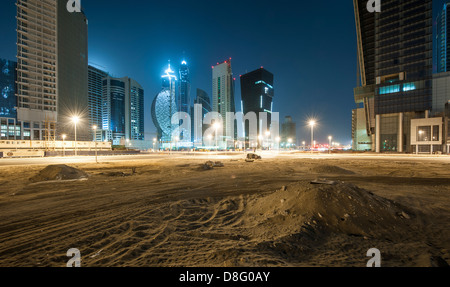 Sand-Bereich und Baustellen von Hochhäusern in Business Bay in der Nacht, Downtown Dubai, Vereinigte Arabische Emirate Stockfoto