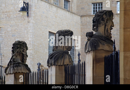 Büsten klassischer Philosophen, Emperor Heads, im Mai im Sheldonian Theatre, Oxford in Oxford, Oxfordshire, Großbritannien Stockfoto