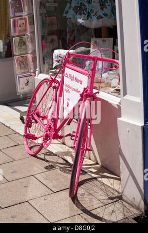 Rosa Fahrrad vor dem Aspire Style Geschäft in der High Street, das Mode, Schmuck und Geschenke in Oxford, Oxfordshire, Großbritannien, im Mai verkauft Stockfoto