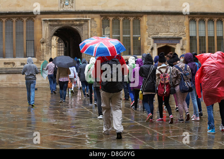 Touristen im Regen vor der Bodleian Library Old Schools Quadrangle Oxford University, Oxford, Oxfordshire UK an einem regnerischen Tag im Mai Stockfoto