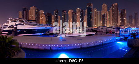 Boote am Kai von Marina Yacht Club mit Jumeirah Beach Residence (JBR) in der Nacht, neue Dubai, Vereinigte Arabische Emirate Stockfoto