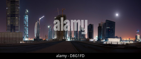 Baustellen und Wolkenkratzer in Business Bay in der Nacht, Downtown Dubai, Vereinigte Arabische Emirate Stockfoto