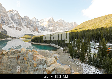 Berge spiegeln sich in Moraine Lake Banff Nationalpark Alberta Kanada Stockfoto