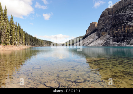 Berge spiegeln sich in Moraine Lake Banff Nationalpark Alberta Kanada Stockfoto