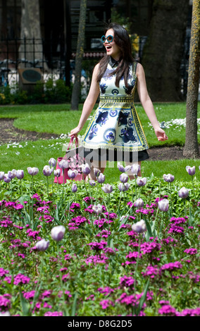 chinesische Frau zu Fuß im Park Garden in London, england Stockfoto