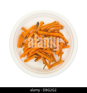 Draufsicht einer Portion frisch gebackene Süßkartoffel Pommes Frites auf einem Pappteller. Stockfoto
