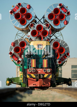 Das Raumschiff Sojus TMA - 09M ist mit dem Zug auf der Startrampe in Baikonur Kosmodrom 26. Mai 2013 in Kasachstan ausgerollt. Der Start der Sojus-Rakete auf der internationalen Raumstation ISS mit Expedition 36/37-Crew ist für Mittwoch geplant. Stockfoto