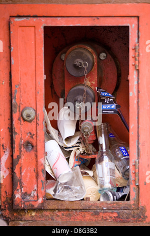 Sprinkler Alarmbox und Abdeckung mit Müll gefüllt Stockfoto