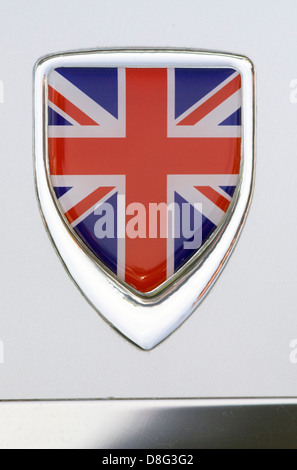 Union Jack Auto Emblem auf der Motorhaube eines Fahrzeugs Stockfoto