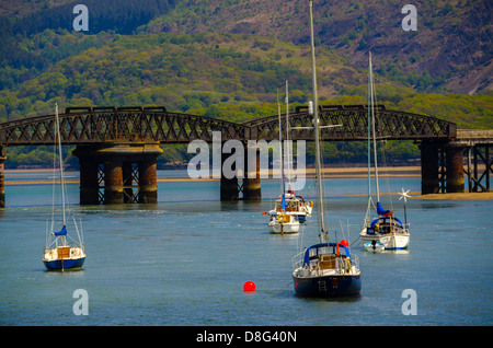 5 Boote mit Barmouth Brücke im Hintergrund Stockfoto