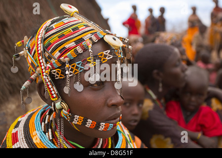 Nahaufnahme der Rendille Mädchen in traditioneller Tracht. Kenia Stockfoto