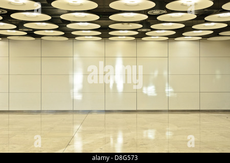 Reflektierende Decke mit Bank von Lampen, Flughafen Madrid-Barajas, Madrid, Spanien Stockfoto